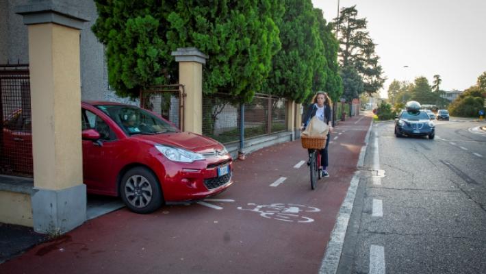 La rabbia dei residenti per la nuova ciclabile davanti ai passi carrai