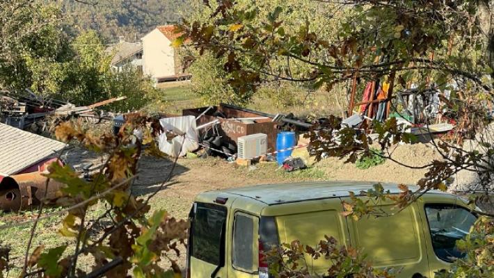 Varsi, i carabinieri scoprono una discarica abusiva in un terreno agricolo