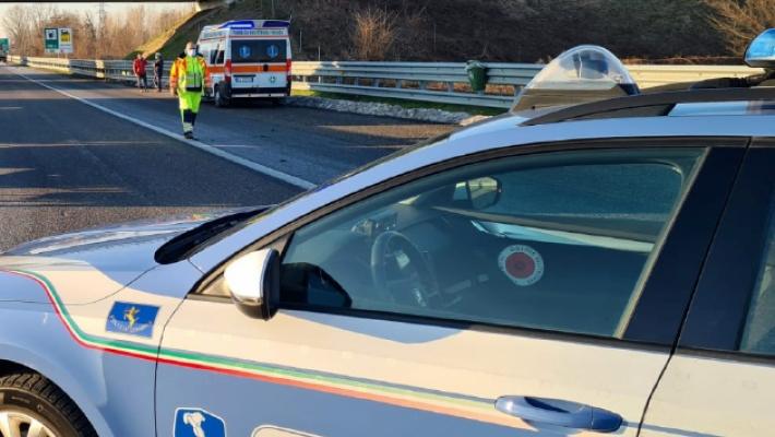 Lascia il rave stravolto dalle droghe e si getta dall'auto in corsa