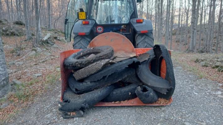 Finalmente rimossi i copertoni dal bosco