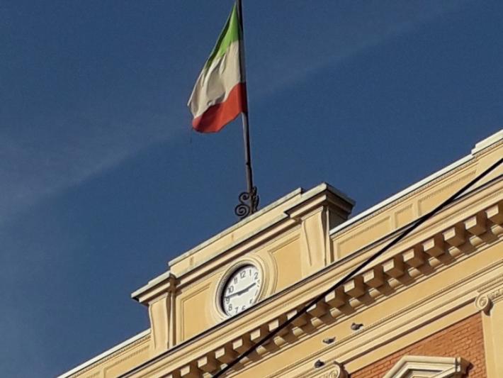 "Il tricolore... ungherese sventola sulla stazione di Parma"
