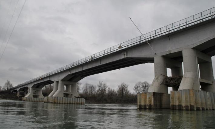 Ponte sul Po chiuso da un anno