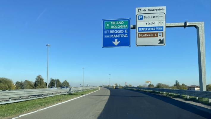 Incidente tra un'auto e un camper: code in tangenziale Sud