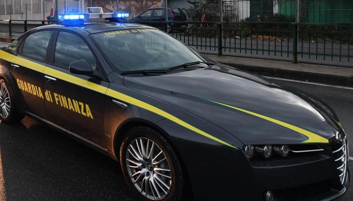 Pagavano  per alterare i concorsi per le forze dell'ordine: 8 arresti