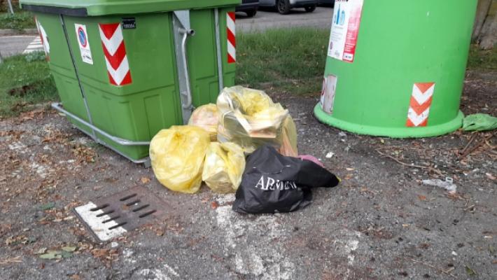 Gett&ograve; i rifiuti nel piazzale: scoperto grazie alle telecamere