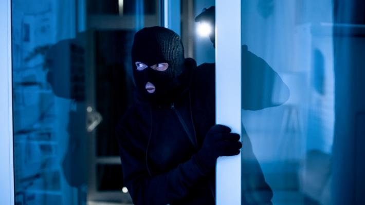 Sorpreso dai padroni di casa: in fuga il ladro profumatissimo