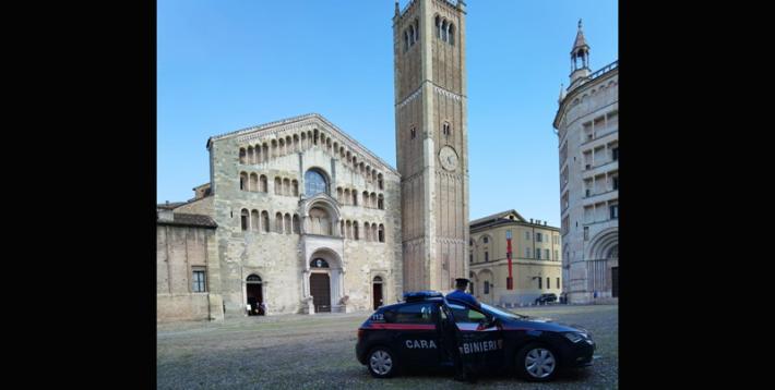 Tentano di fuggire al controllo scagliandosi contro i carabinieri: un arresto e una denuncia 
