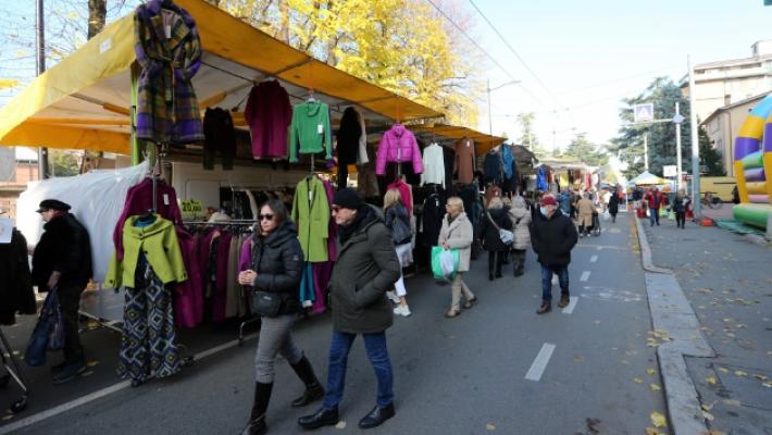 Fra le bancarelle di via Zarotto: tanta gente ma pochi acquisti