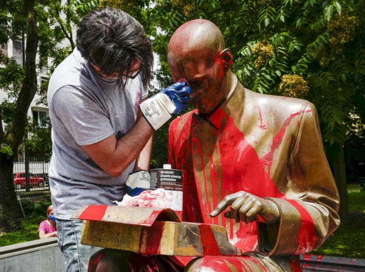  Rete Studenti Milano e LuMe rivendicano l'imbrattamento di Montanelli