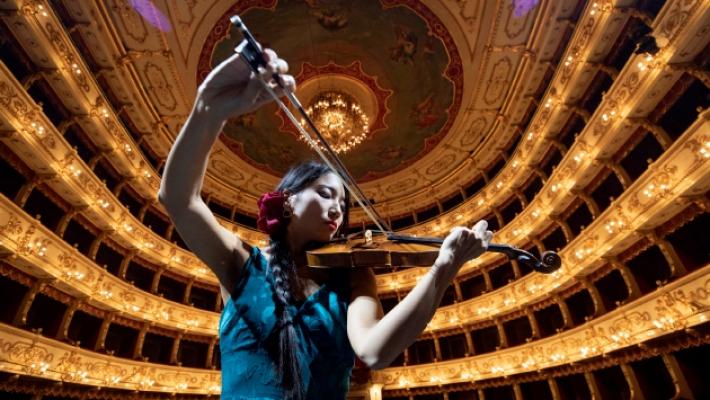 Sotto il letto del pusher niente droga, ma un antico violino rubato: condannato a 2 anni e mezzo