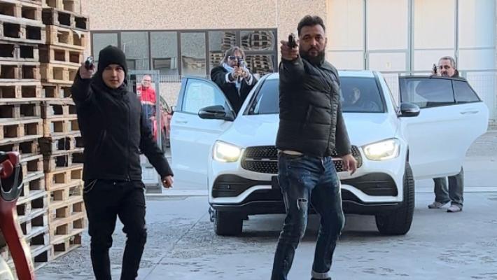 Troupe in azione: in centro si gira un film