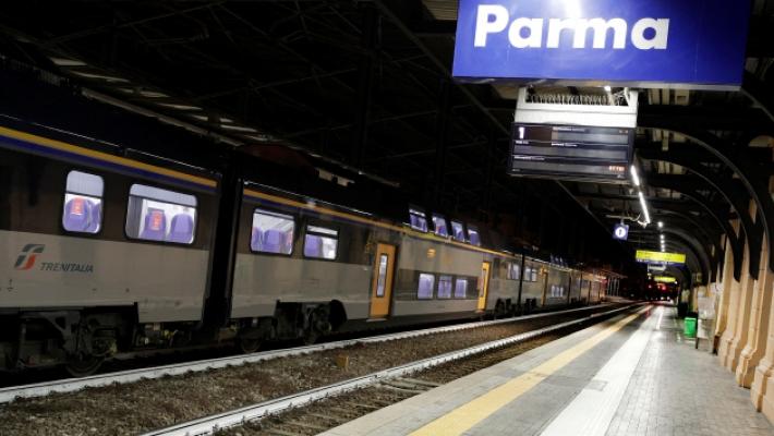 In treno senza biglietto, spintona i poliziotti che vogliono farlo scendere