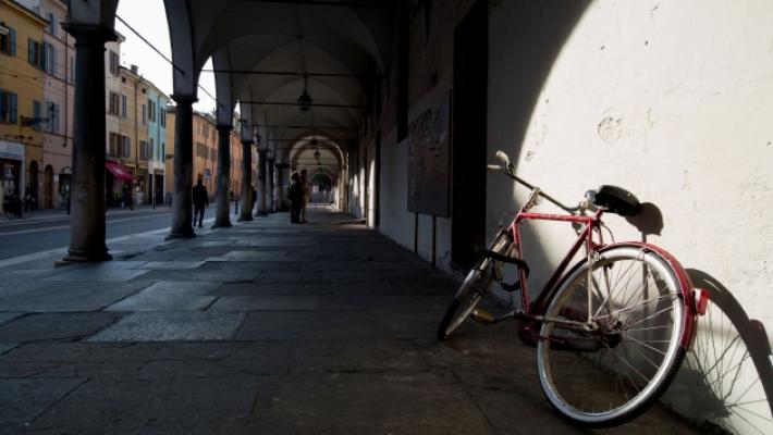 Via D'Azeglio, abbraccio con rapina: condannata la banda