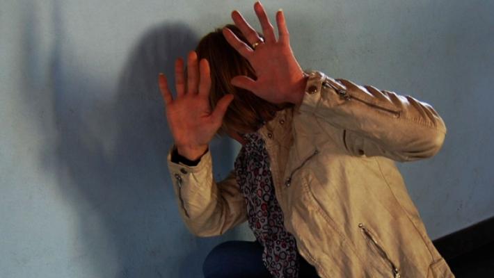 Calci alla compagna incinta e minacce ai responsabili del centro d'accoglienza: condannato