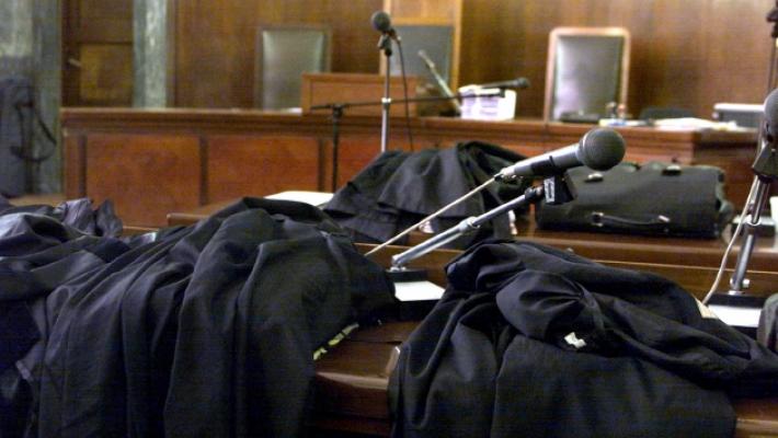 Lascia soli in casa per ore il figlio autistico e la sorellina: condannato