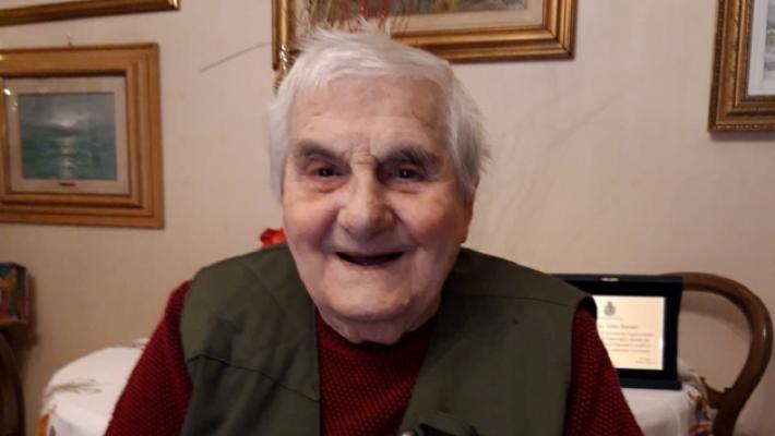Gino Narseti: compie 101 anni l'ex soldato con il fazzoletto tricolore attorno al collo
