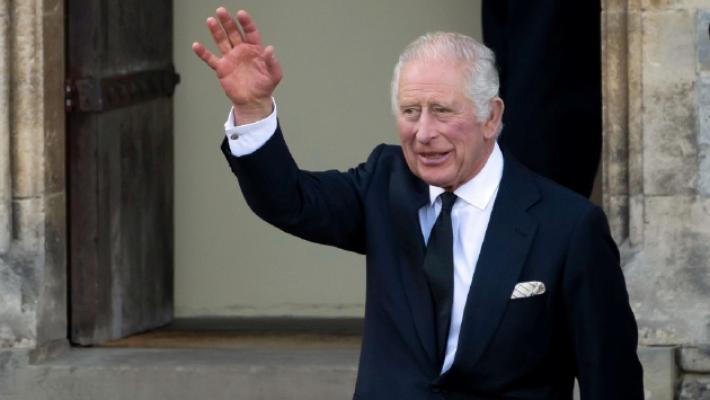 Annuncio della Bbc: "Re Carlo ha un cancro". Anche il principe Harry ritorna a Londra