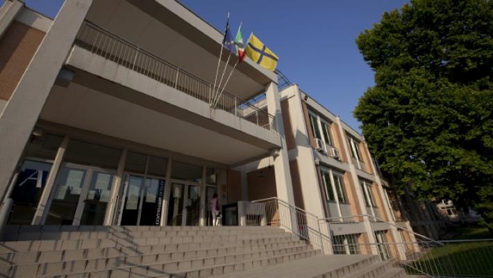 A scuola per fare razzia di monete: condannato a 10 mesi