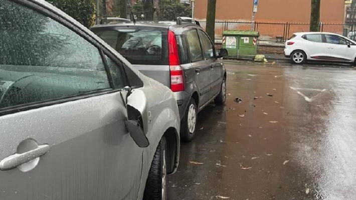 Strage di specchietti d'auto: nel mirino quindici veicoli