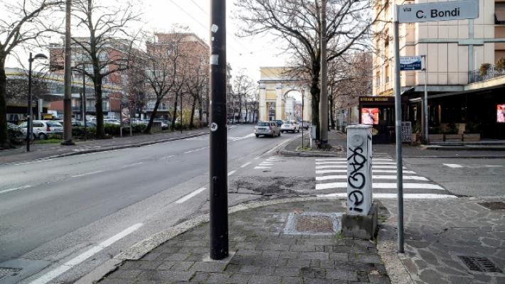 Elettricit&agrave; da un tombino: cane rischia di morire