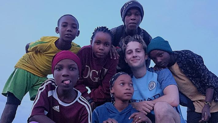 La &laquo;vacanza&raquo; di Federico: in Tanzania ad insegnare matematica