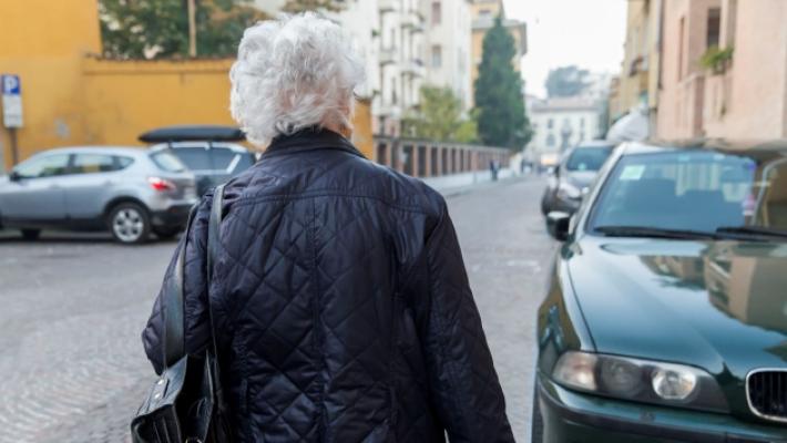 Anziana pedinata e derubata da una ragazzina