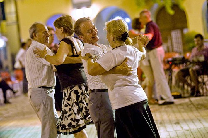 La Regione "salva" il liscio:  ok il ballo tra conviventi se all'aperto