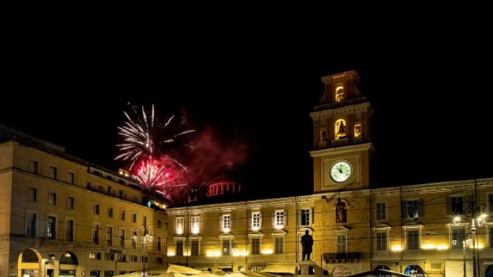 Parma bombardata da fuochi e petardi: 10 multe salate. Animali terrorizzati: la rabbia dell'Enpa