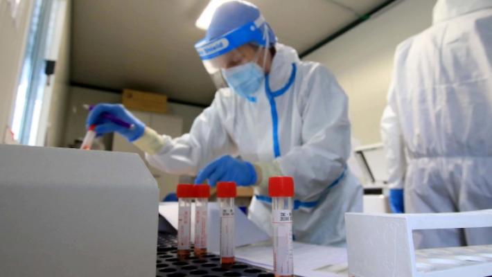 Contagi in calo, ma la Cina fa paura