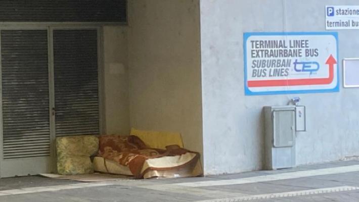 Bivacchi nelle strade e rifugi di fortuna ovunque