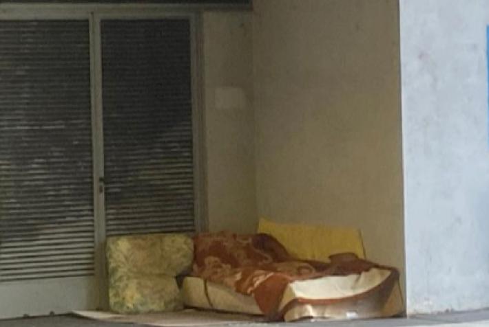 Bivacchi nelle strade e rifugi di fortuna ovunque