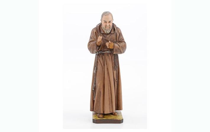 Picchia la moglie con una statuetta di  Padre Pio, arrestato 80enne