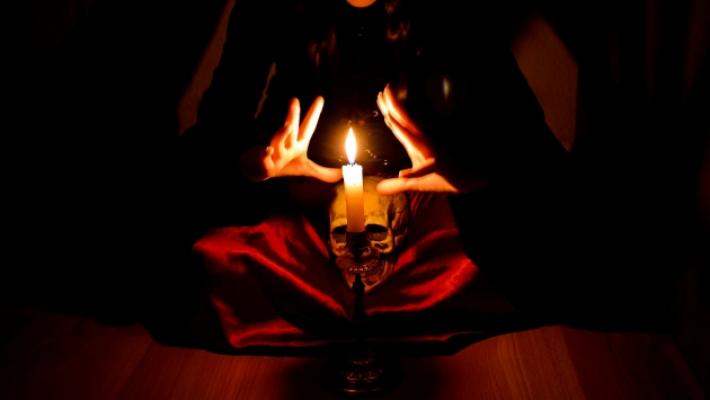 Botte e riti magici per segregare la compagna 17enne: condannato