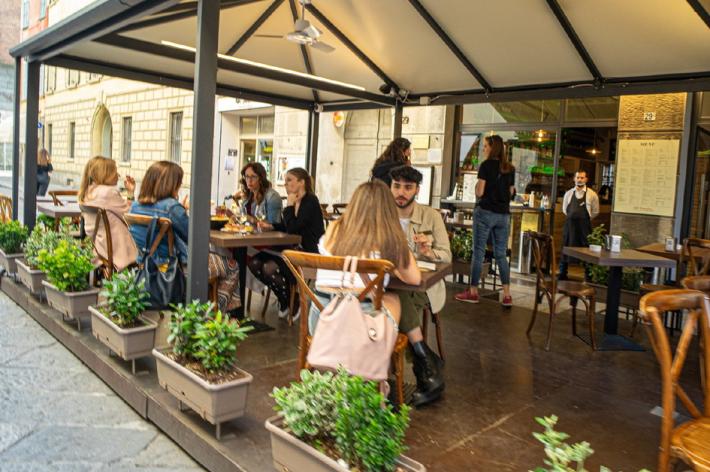 L'aperitivo? Ecco le nuove regole: tutti seduti