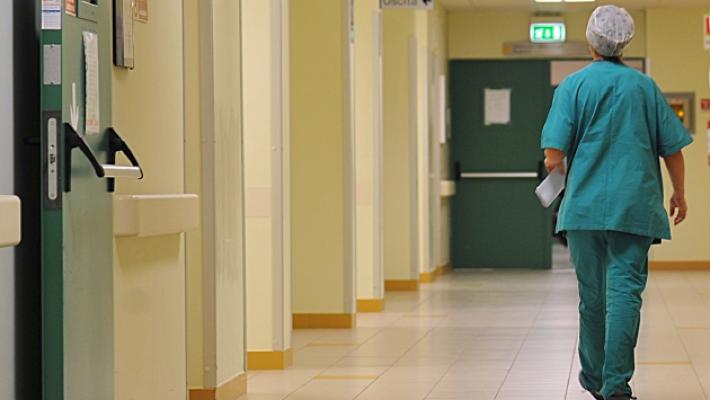 Ragazzina fuori controllo: tre infermiere ferite