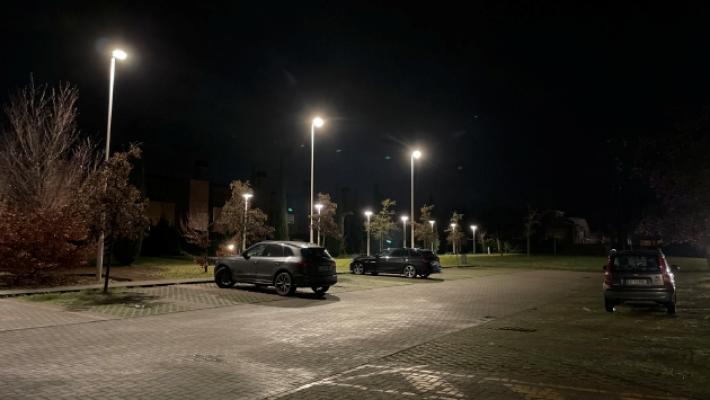 Scopre e blocca i ladri della sua auto di lusso ma tentano di investirlo