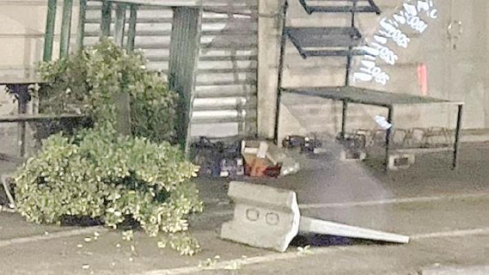 Vandali scatenati in via Trento: metronotte rimette tutto a posto