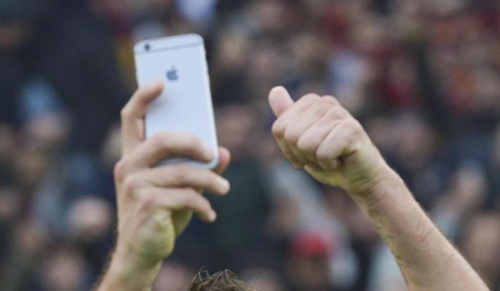 Famiglia si scatta  un selfie e fotografa anche il ladro, arrestato 