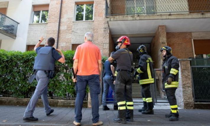 Paura per un uomo armato di coltello