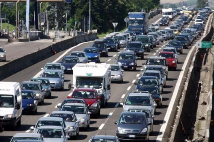 Incidente con cisterna in A14 nel Bolognese, code per 11 km