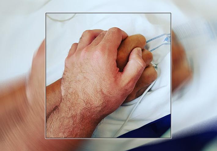 Zanardi resta stabile e grave. "Io questa mano non la lascio": la commovente foto pubblicata dal figlio