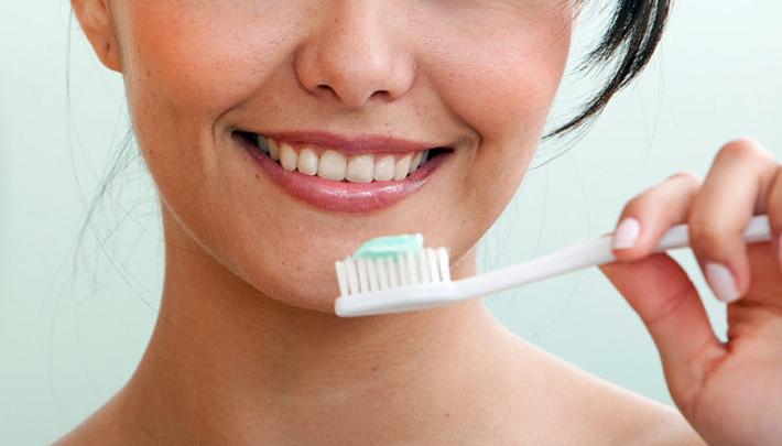 Cura il tuo sorriso:  ecco le regole d'oro dell'igiene dentale. E falsi luoghi comuni
