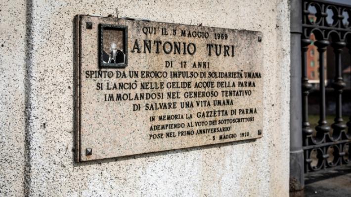 Deturpata dai vandali la targa in memoria di Antonio Turi