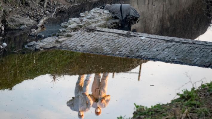 Cadavere affiora dal canale: incidente o omicidio?