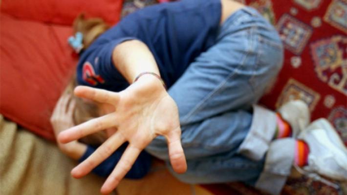 Cinghiate e sberle alla figlia di 4 anni: condannato