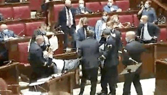 Insulta una deputata, Sgarbi espulso dalla Camera e portato via di peso