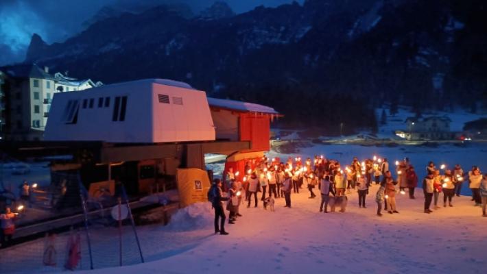 A Misurina fiaccolata per la riapertura del Pio XII