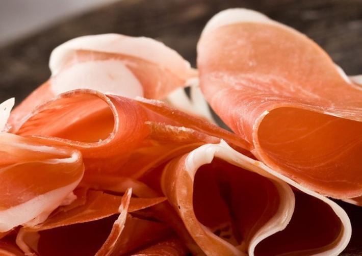 Celle frigo non funzionanti e niente autorizzazioni: sequestrati macello e oltre 20 tonnellate di prosciutti in Val d'Enza