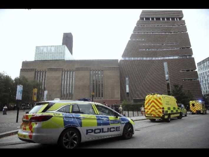 Butt&ograve;  gi&ugrave; dalla terrazza della Tate gallery un bimbo: condannato a 15 anni