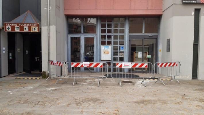 Monticelli, cadono calcinacci davanti all'ingresso della biblioteca
